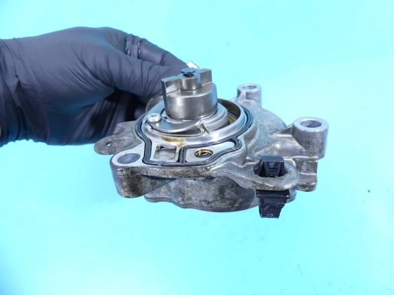 Вакуумний насос Mazda 3 P54G-18G00 — фото деталі 4