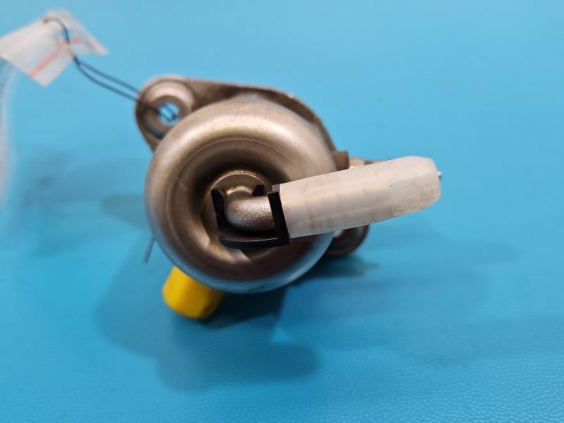 Паливний насос Skoda Octavia 3 04E127025D — фото деталі 5