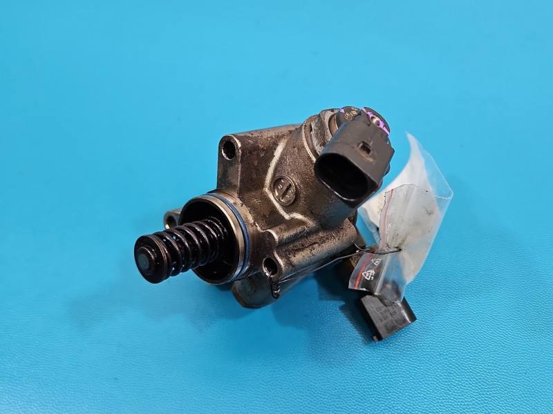 Топливный насос Volkswagen Passat B6 06F127025F