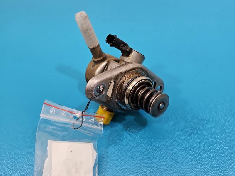 Паливний насос Volkswagen Golf 7 04E127026AF