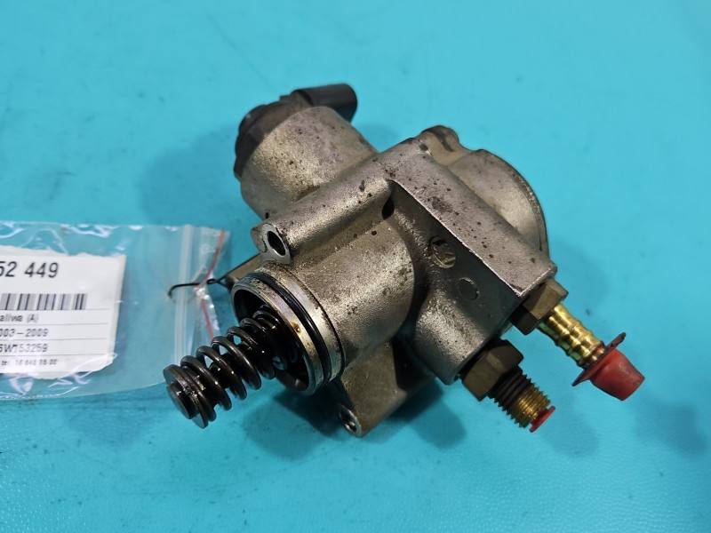 Топливный насос Volkswagen Golf 5 03C127025R