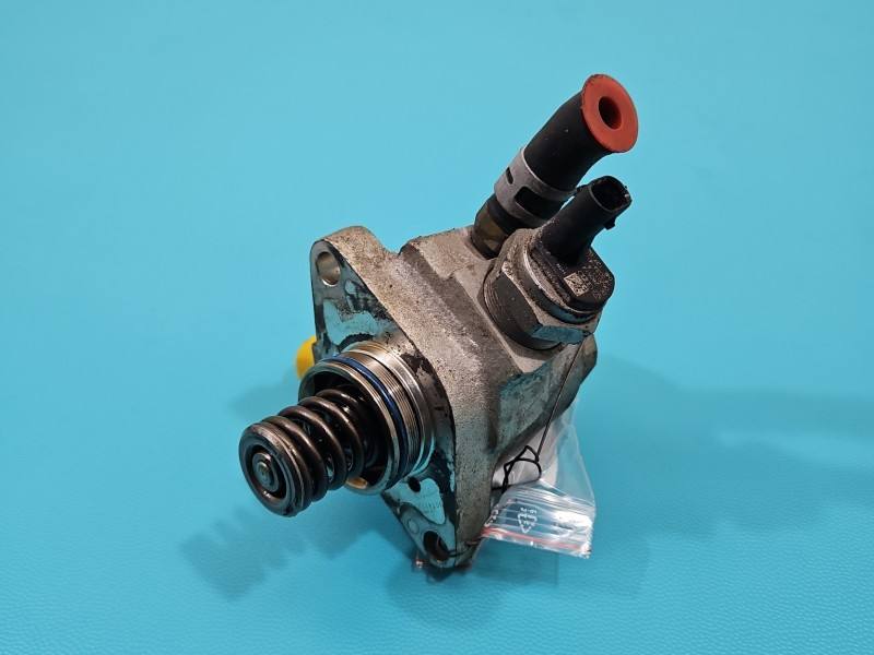 Паливний насос Volkswagen Golf 7 04E127026H