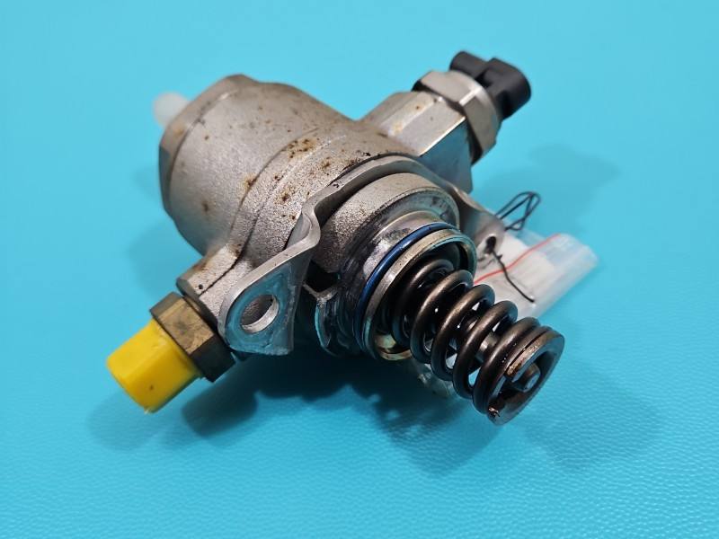Паливний насос Volkswagen Passat B7 06J127025G