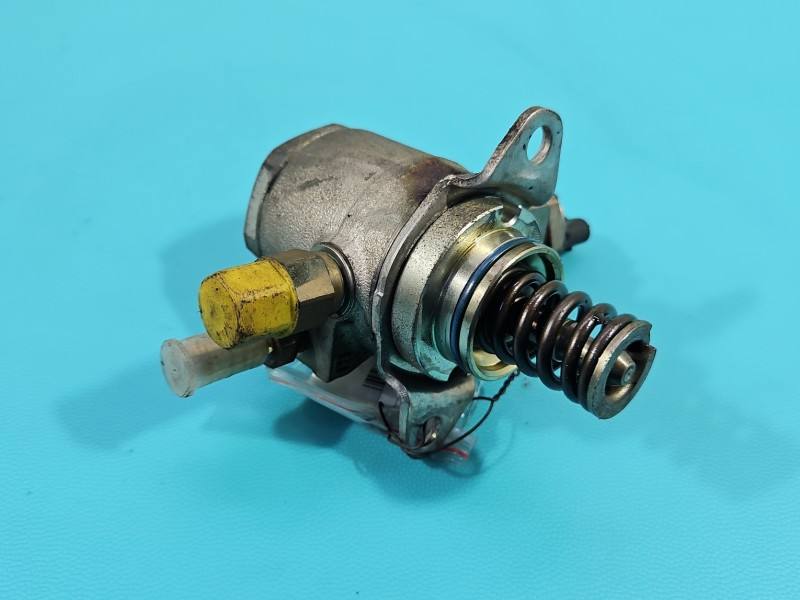 Паливний насос Volkswagen Jetta 03C127026M