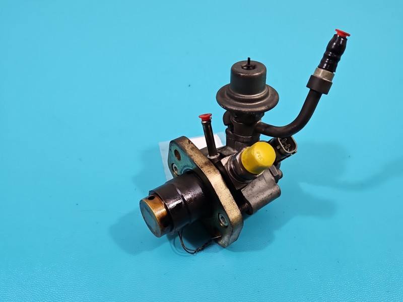 Паливний насос Toyota Avensis T22 23100-28030
