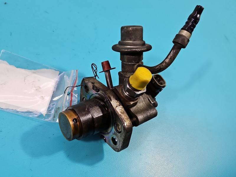 Паливний насос Toyota Avensis T22 23100-28030
