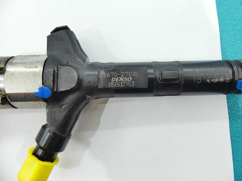 Форсунка Toyota Avensis T22 23670-27010 — фото деталі 2