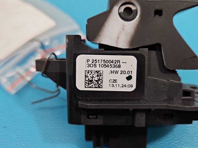Блок кнопок ручника Dacia Duster 251750042R — фото детали 4