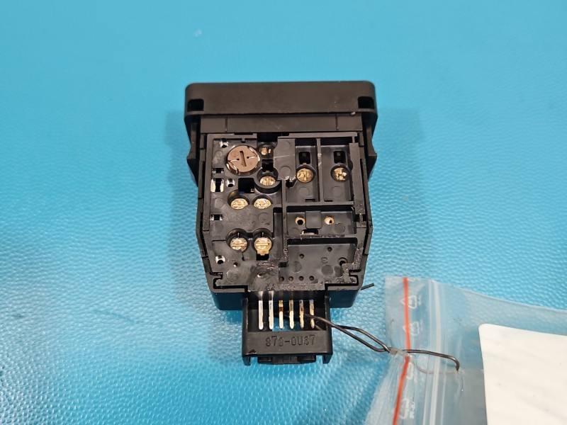 Блок кнопок ручника Toyota Prius 15A685 — фото деталі 3