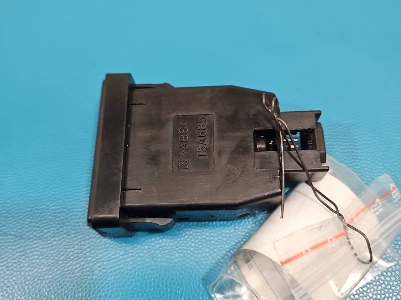 Блок кнопок ручника Toyota Prius 15A685 — фото деталі 5