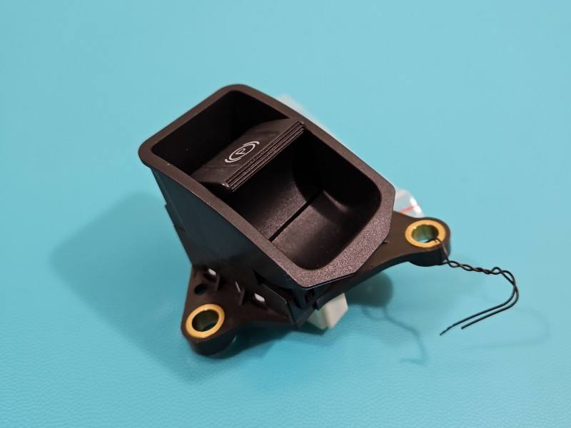 Блок кнопок ручника Toyota Avensis T27 84390-05030