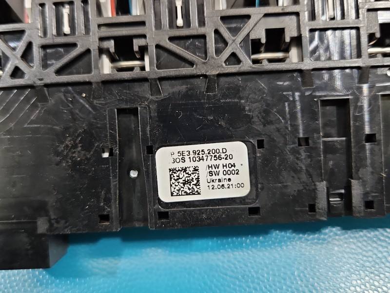 Переключатель кнопка Skoda Octavia 4 5E3925200D — фото детали 4