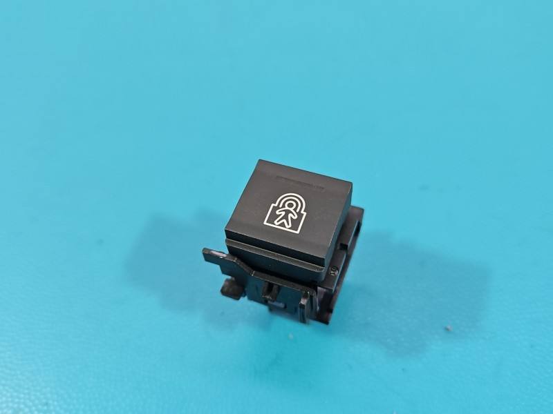 Переключатель кнопка Toyota Proace City 98177358ZD