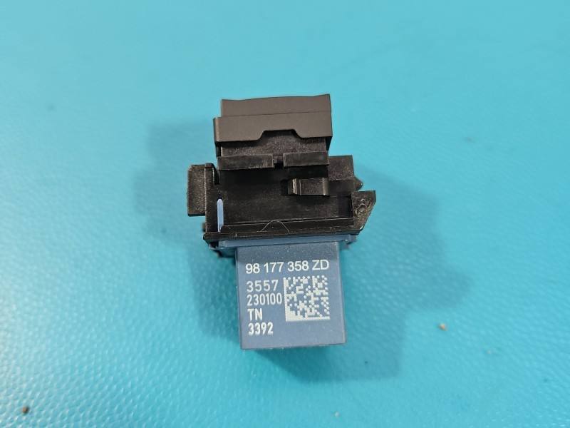 Переключатель кнопка Toyota Proace City 98177358ZD — фото детали 3