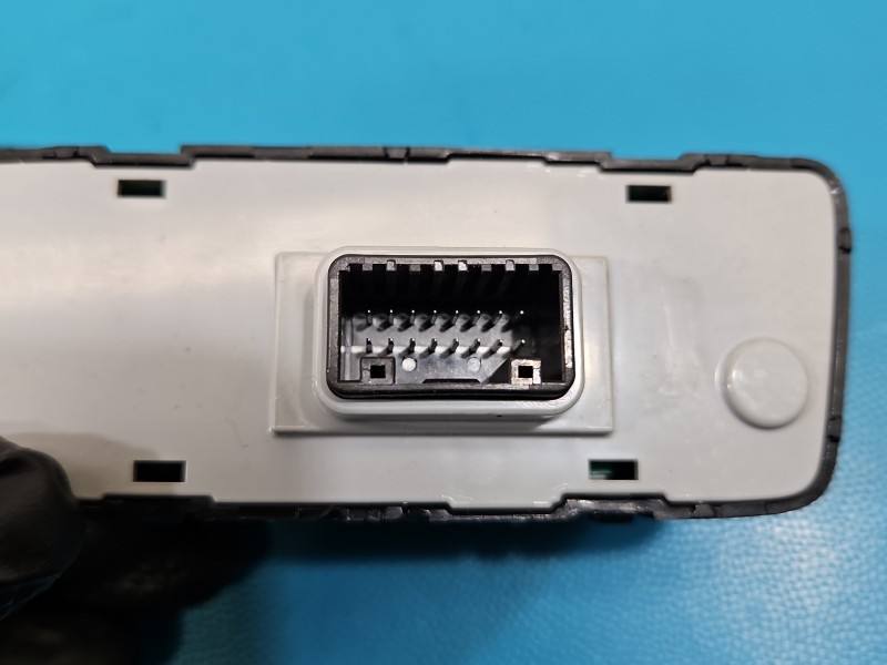 Перемикач кнопка Kia Stonic 93700-H8TL0 — фото деталі 6