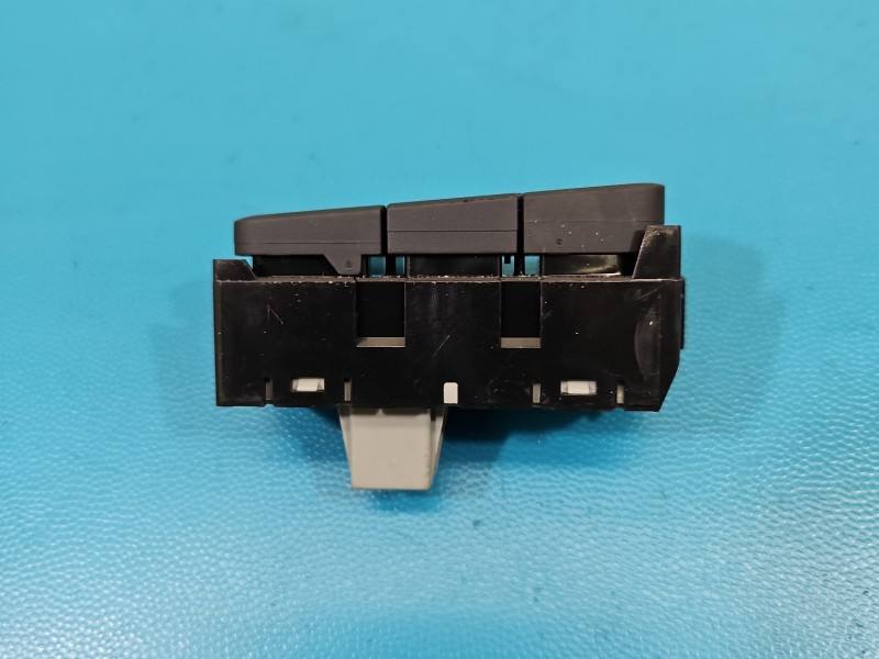 Переключатель кнопка Toyota Yaris 4 M81303 — фото детали 2