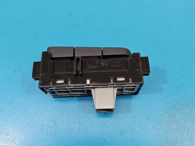 Переключатель кнопка Toyota Yaris 4 M81303 — фото детали 3