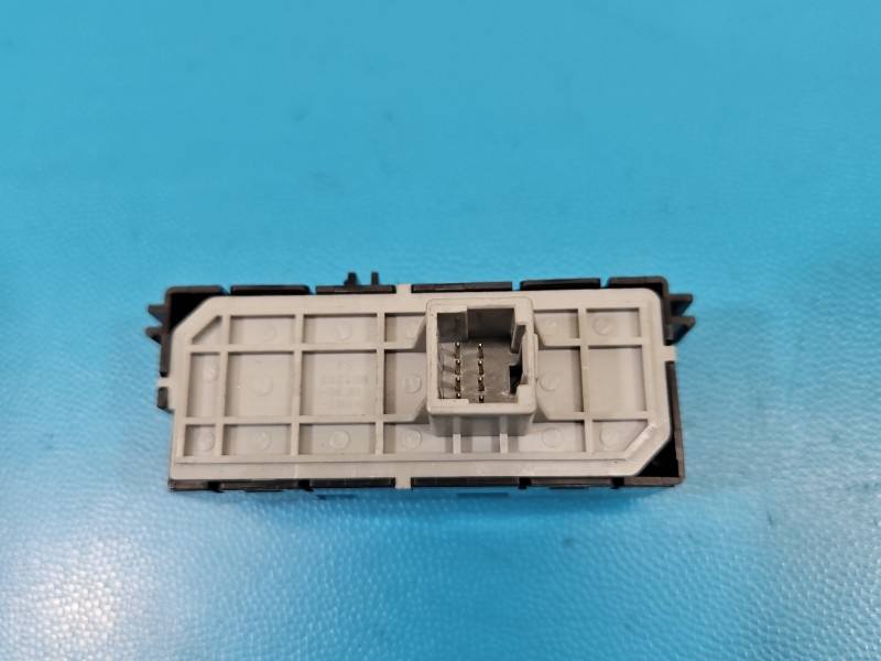 Переключатель кнопка Toyota Yaris 4 M81303 — фото детали 4