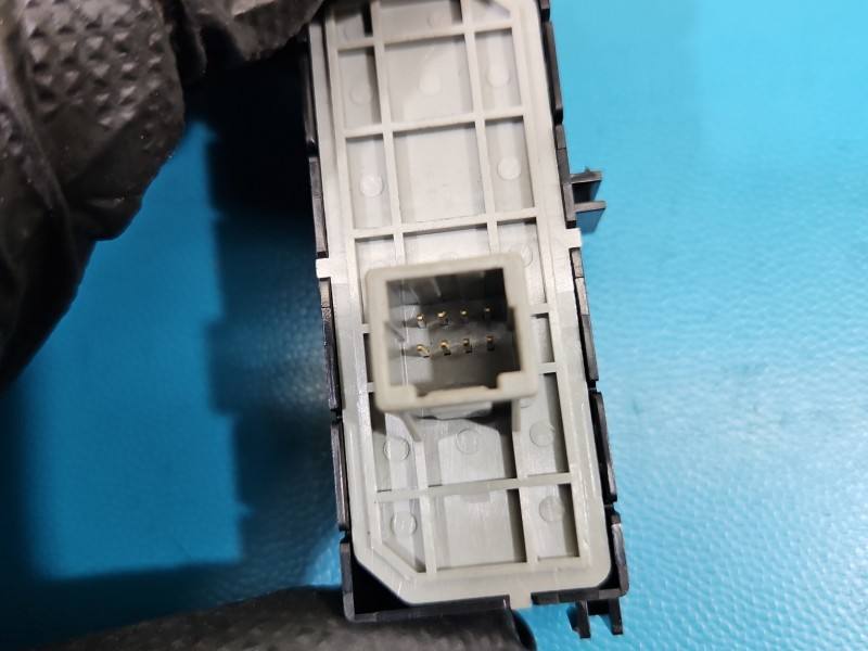 Переключатель кнопка Toyota Yaris 4 M81303 — фото детали 5