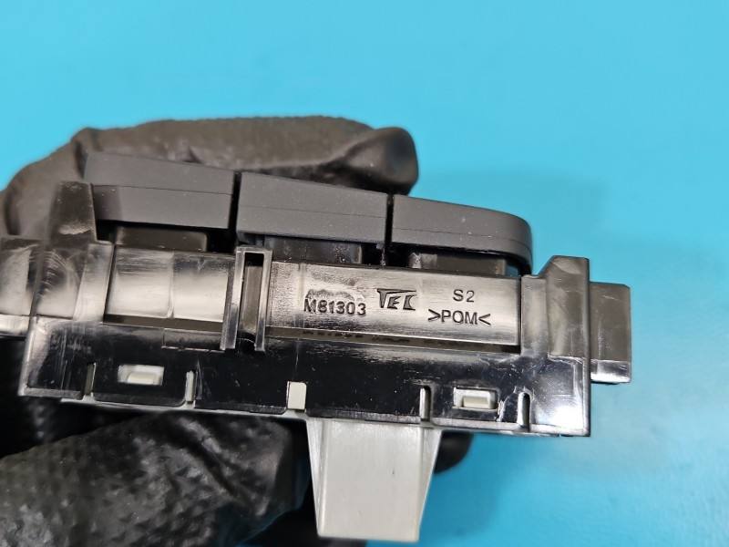 Переключатель кнопка Toyota Yaris 4 M81303 — фото детали 7
