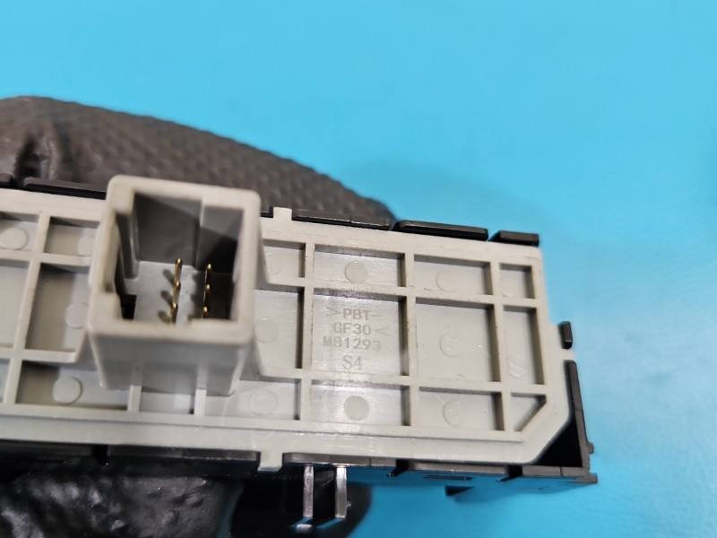 Переключатель кнопка Toyota Yaris 4 M81303 — фото детали 8
