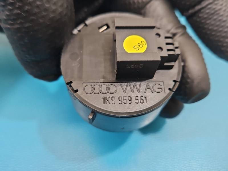 Перемикач кнопка Volkswagen Tiguan 1K9959561 — фото деталі 5