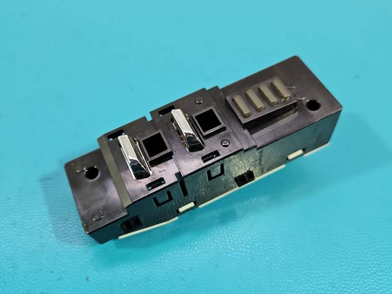 Перемикач кнопка Peugeot 5008 9822330880