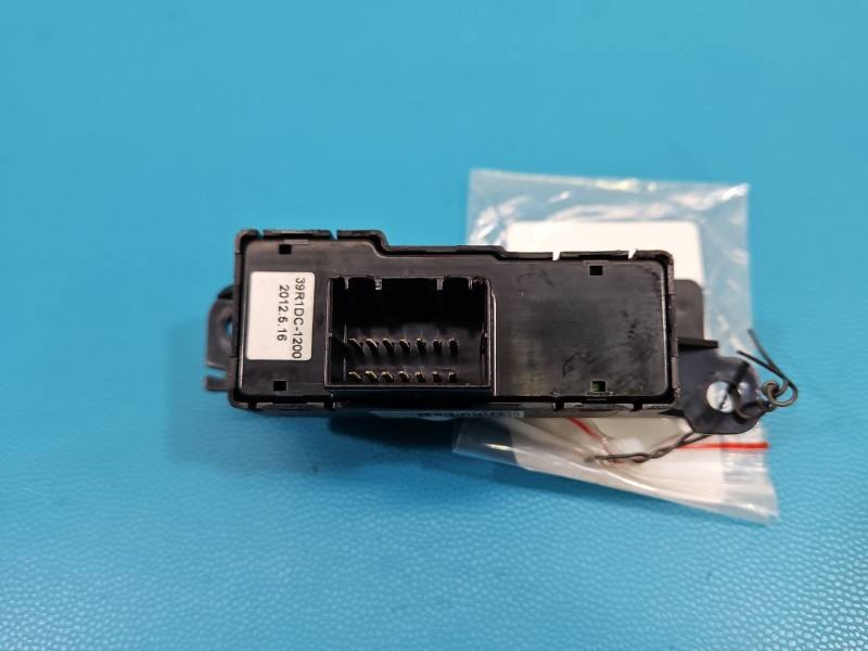 Переключатель кнопка Hyundai I40 93730-3Z100 — фото детали 4