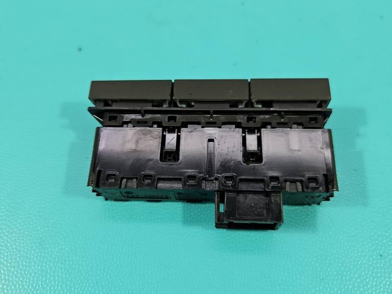 Перемикач кнопка Skoda Fabia 4 6VB927132A — фото деталі 3