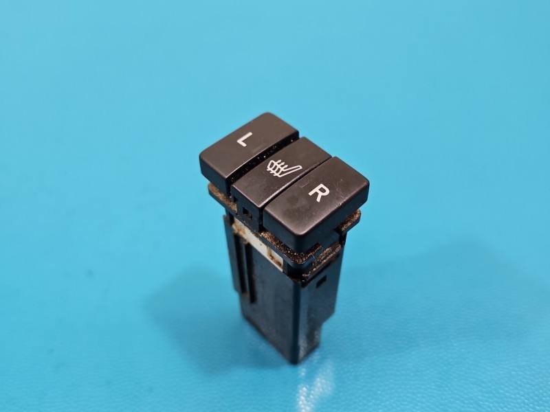 Перемикач кнопка Toyota Verso 15B088