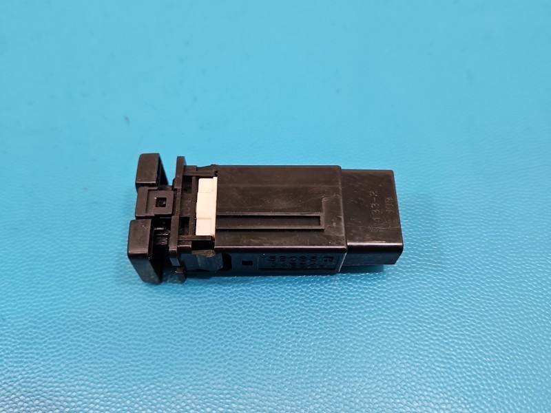 Перемикач кнопка Toyota Corolla E15 15B088 — фото деталі 3