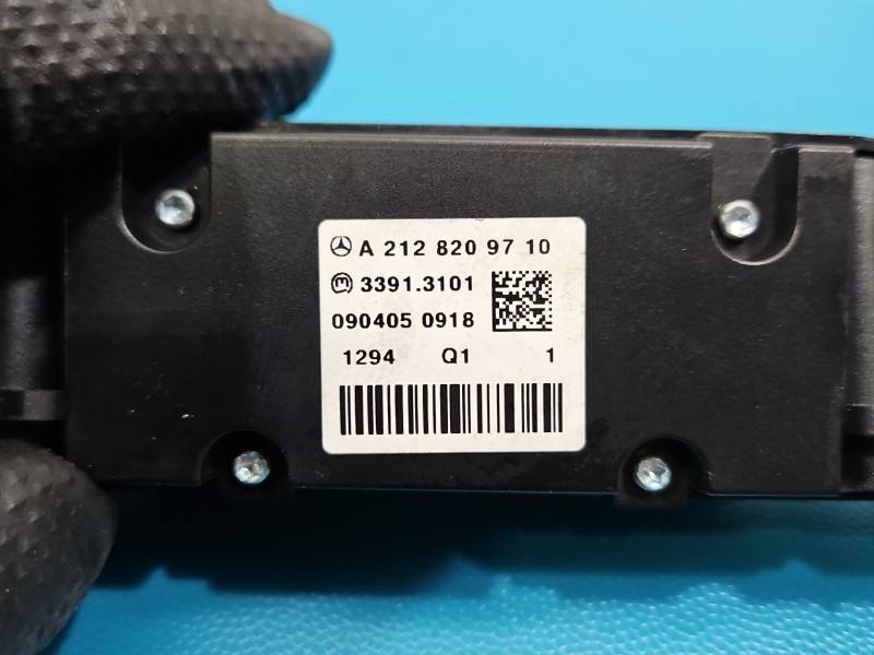 Перемикач кнопка Mercedes E W212 A2128209710 — фото деталі 4