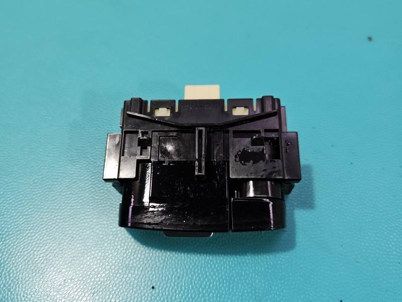 Перемикач кнопка Toyota Corolla E21 75L678 — фото деталі 3