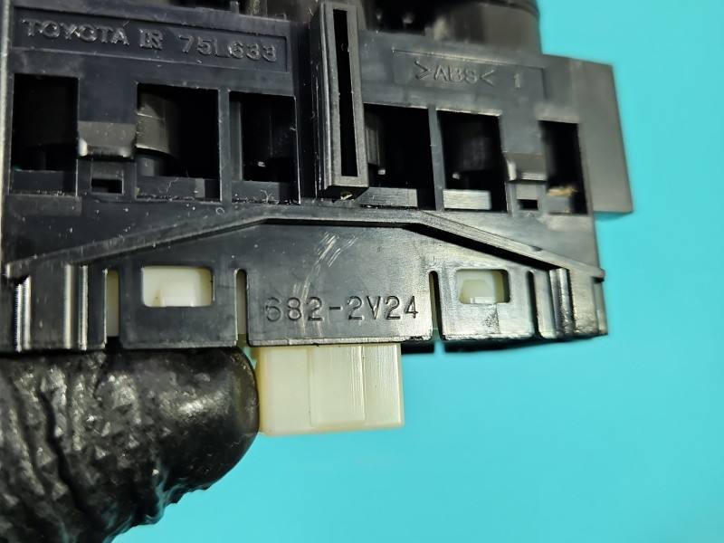 Перемикач кнопка Toyota Corolla E21 75L633 — фото деталі 5