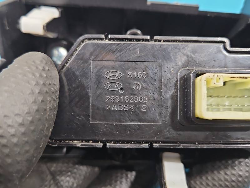 Перемикач кнопка Hyundai Elantra 93700-F2020 — фото деталі 6