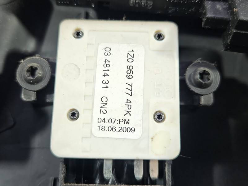 Перемикач кнопка Skoda Superb 2 3T0881317H — фото деталі 6