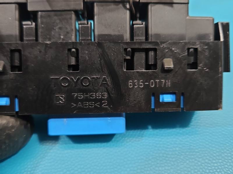 Перемикач кнопка Lexus NX 75H363 — фото деталі 7