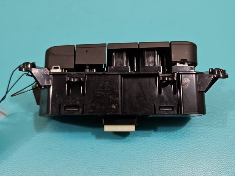 Перемикач кнопка Hyundai Elantra 93700-F2060 — фото деталі 3
