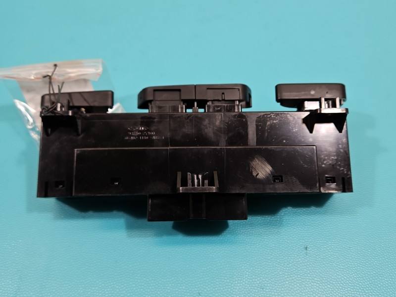 Перемикач кнопка Hyundai Ix35 93310-2Y100 — фото деталі 8