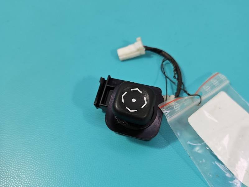 Перемикач кнопка Toyota Avensis T27