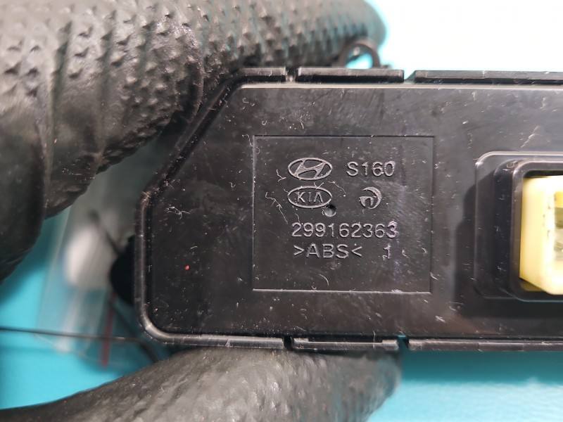 Перемикач кнопка Hyundai Elantra 93700-F2060 — фото деталі 6