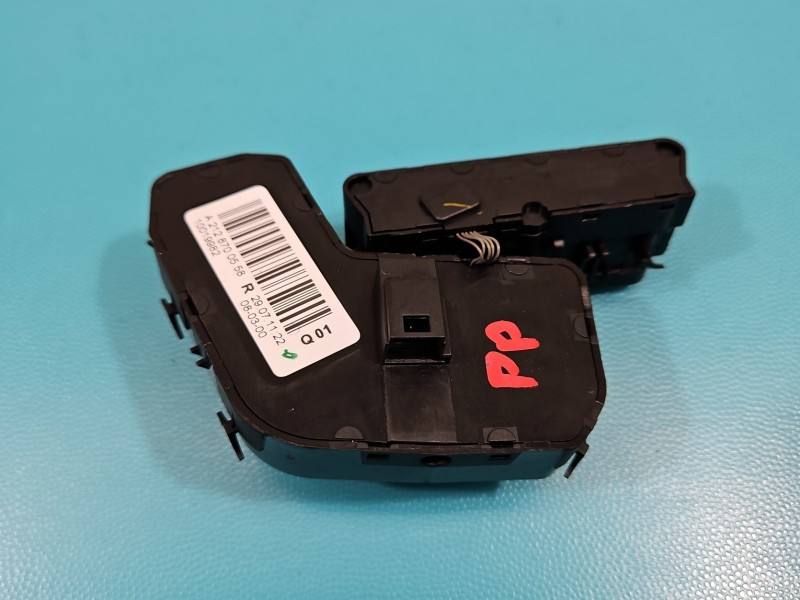 Перемикач кнопка Mercedes CLS C218 A2128700558 — фото деталі 3