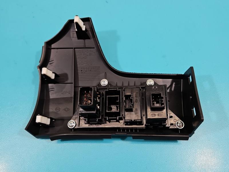 Перемикач кнопка Hyundai Elantra 847313X000 — фото деталі 3
