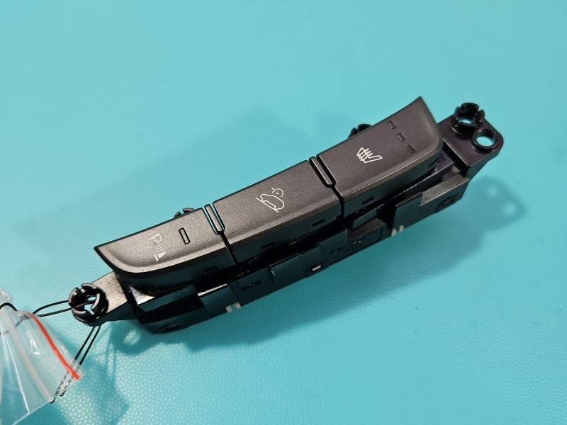 Перемикач кнопка Hyundai Kona 93350J9BD0