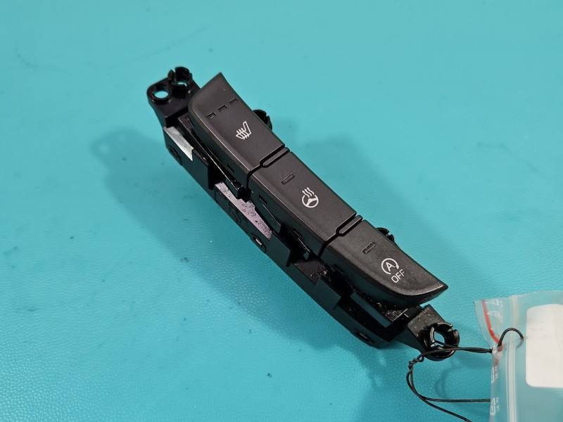 Перемикач кнопка Hyundai Kona 93300J9BC0
