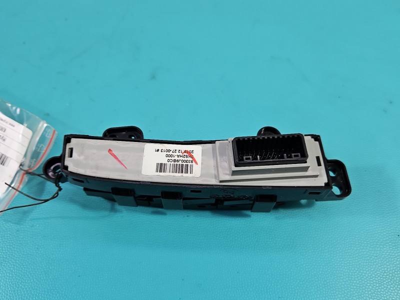 Перемикач кнопка Hyundai Kona 93300J9BC0 — фото деталі 4