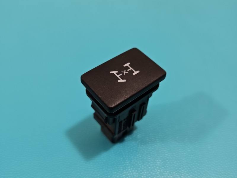 Переключатель кнопка Toyota Land Cruiser 15C040