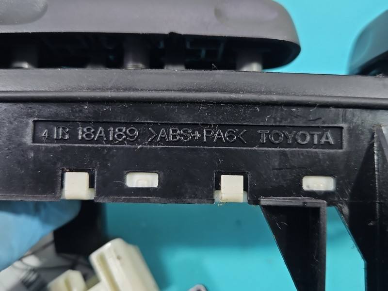 Перемикач кнопка Toyota Rav4 18A189 — фото деталі 6