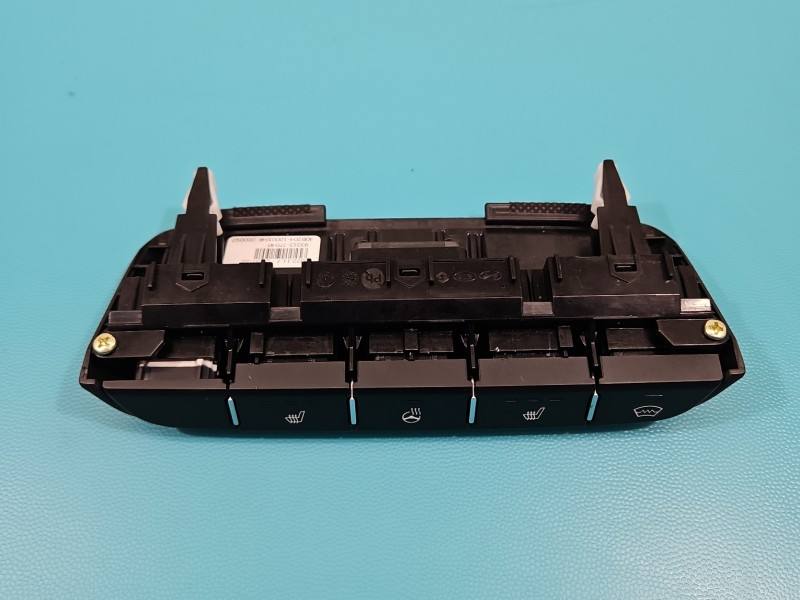 Перемикач кнопка Kia Ceed 93315-J7040 — фото деталі 3