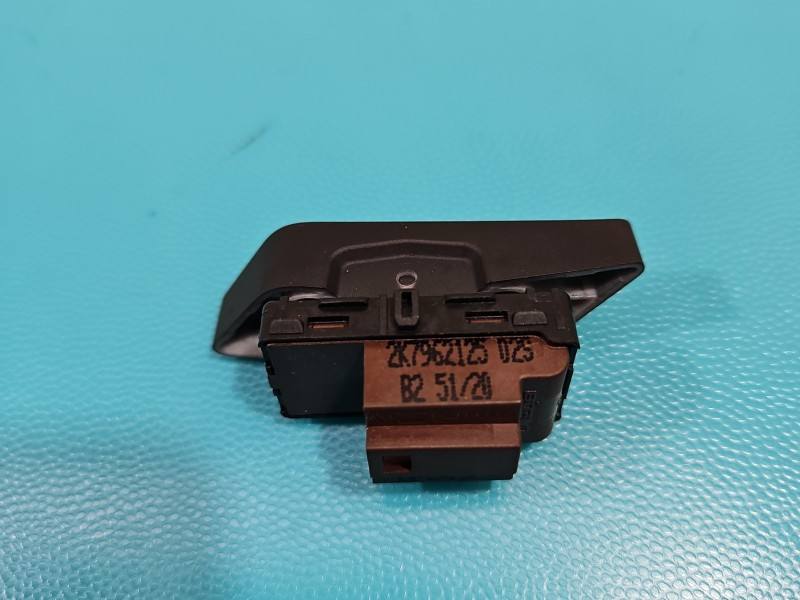 Перемикач кнопка Volkswagen Caddy 2K7962125 — фото деталі 3